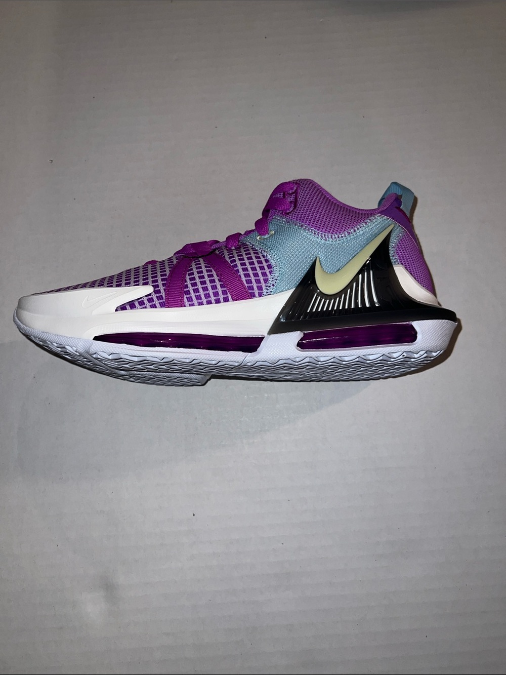 Nike LeBron Witness 7